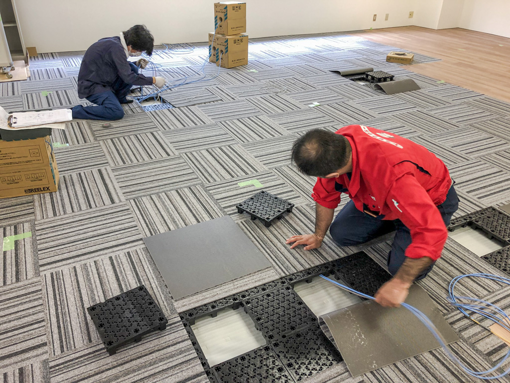 移転に伴い電気工事とlan 電話 電気の床下配線工事 施工事例 ビジネスフォン ビジネスホン のトミザワ
